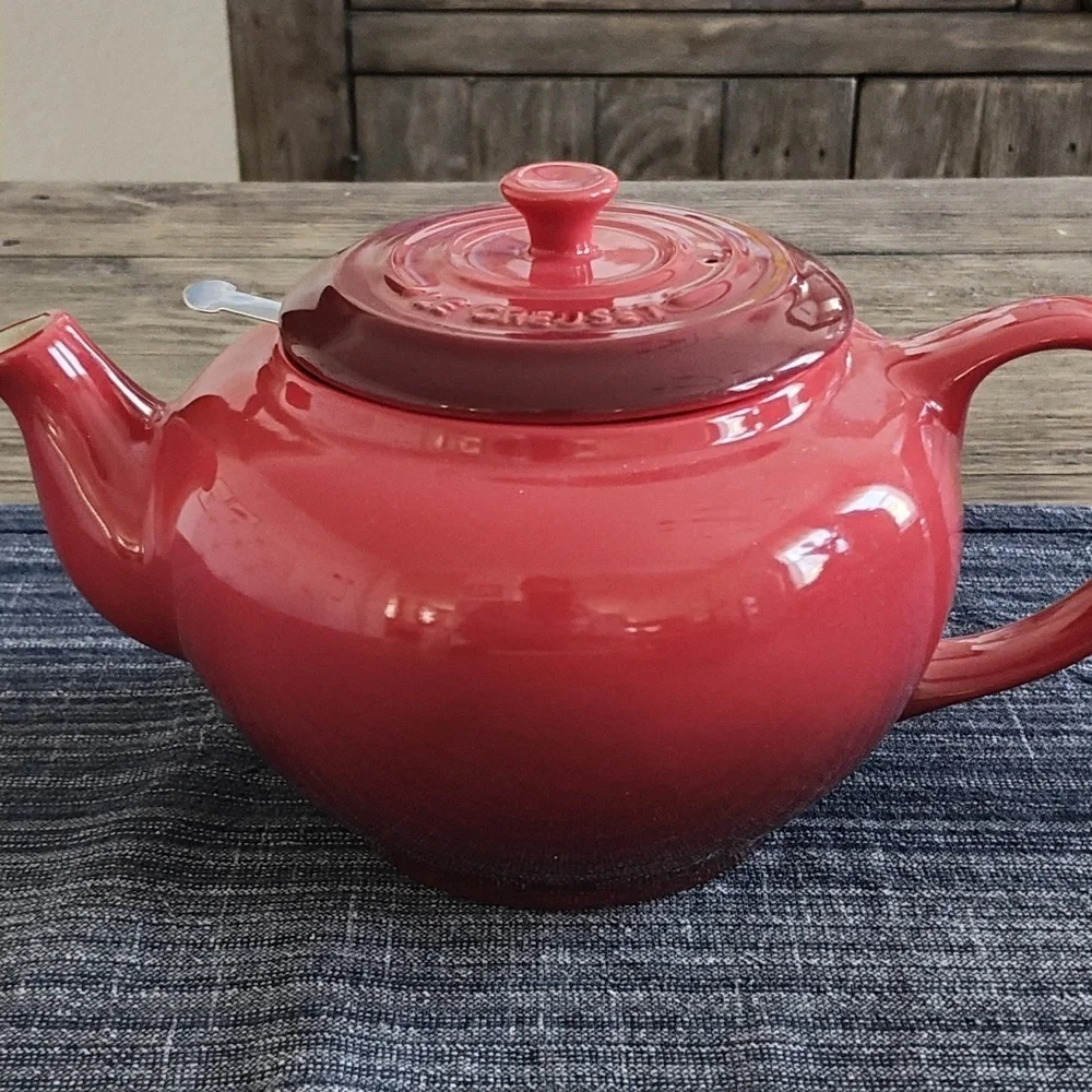 LE CREUSET TEAPOT WITH CUPS AND SAUCER SET